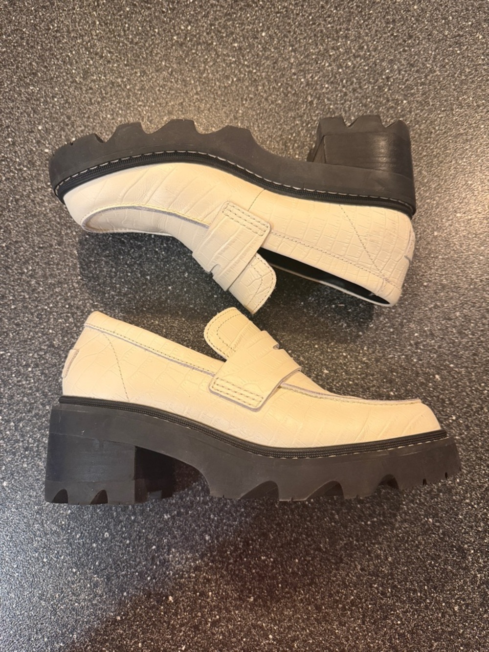Women’s Sorel Joan Now City Loafer in white and black - size 7.5 - Picture 4 of 7